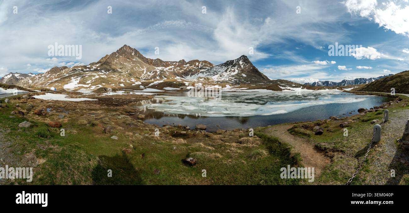 Malerischer Blick auf den teilweise gefrorenen Lago Bianco See am Gavia Pass in den italienischen Alpen mit Monte Tresero Gletscher im Hintergrund Stockfoto