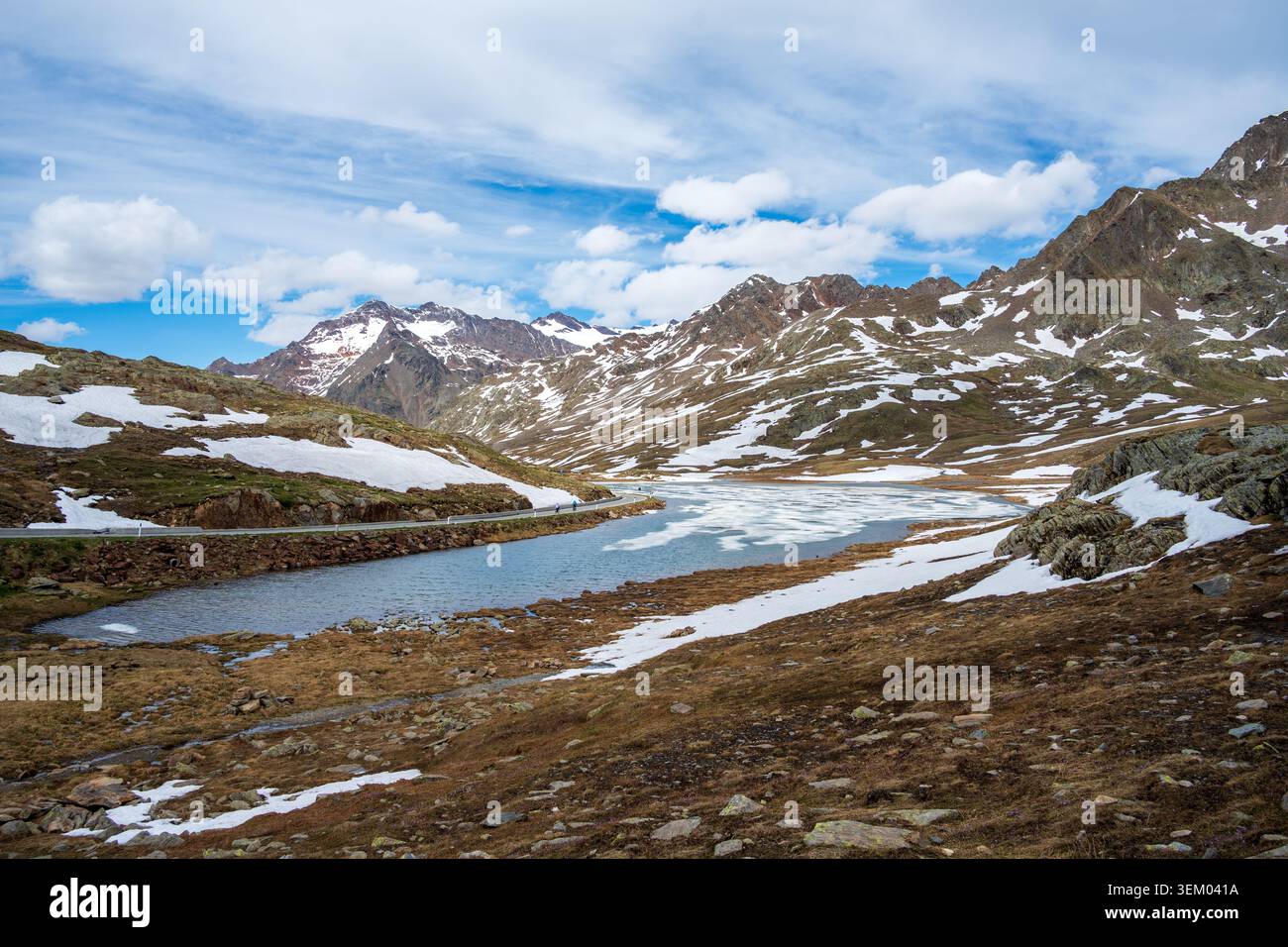 Malerischer Blick auf den teilweise gefrorenen Lago Bianco See am Gavia Pass in den italienischen Alpen mit Monte Tresero Gletscher im Hintergrund. Stockfoto