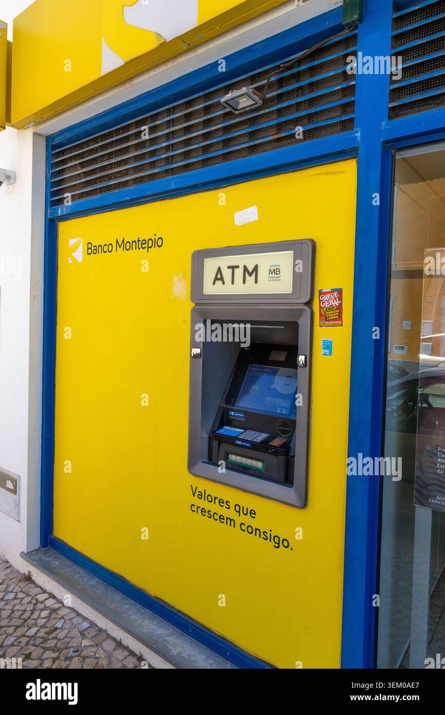 Lagoa Algarve Portugal, ein Geldautomat von Banco Montepio, ist an einer leuchtend gelben Wand mit blauem Rahmen montiert und bietet eine praktische Flosse Stockfoto