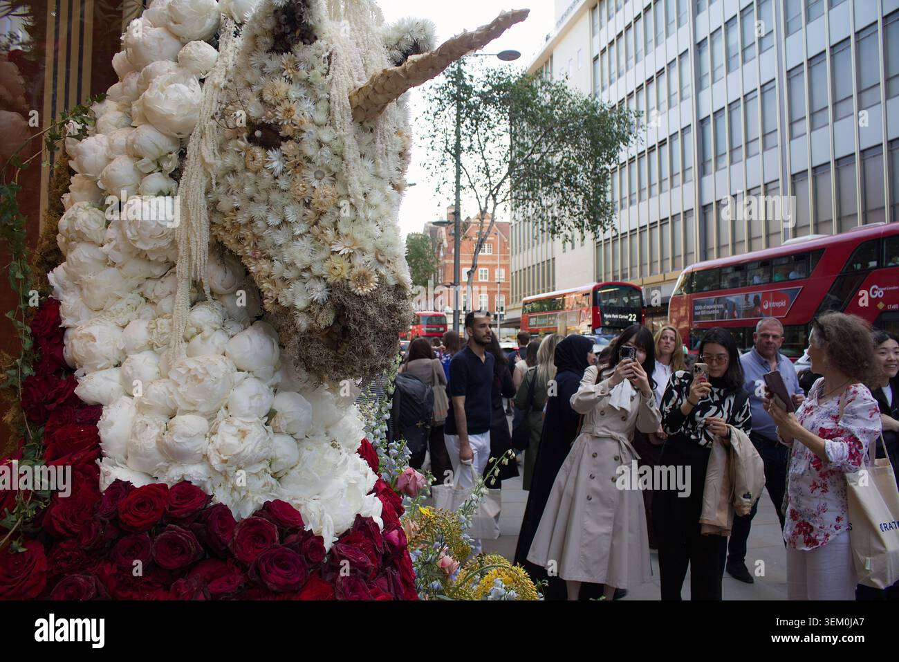 London, UK, 21. Mai 2026. Ein blumengeschmücktes Einhorn wird beim Chelsea in Bloom Festival in Chelsea, London, fotografiert. Stockfoto