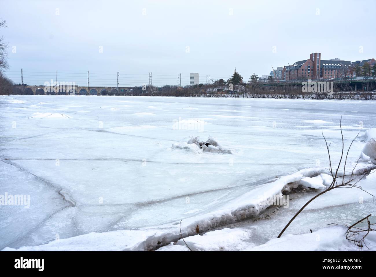 Der Raritan River im Middlesex County, NJ, USA. Der Fluss ist gefroren und überblickt New Brunswick. Stockfoto