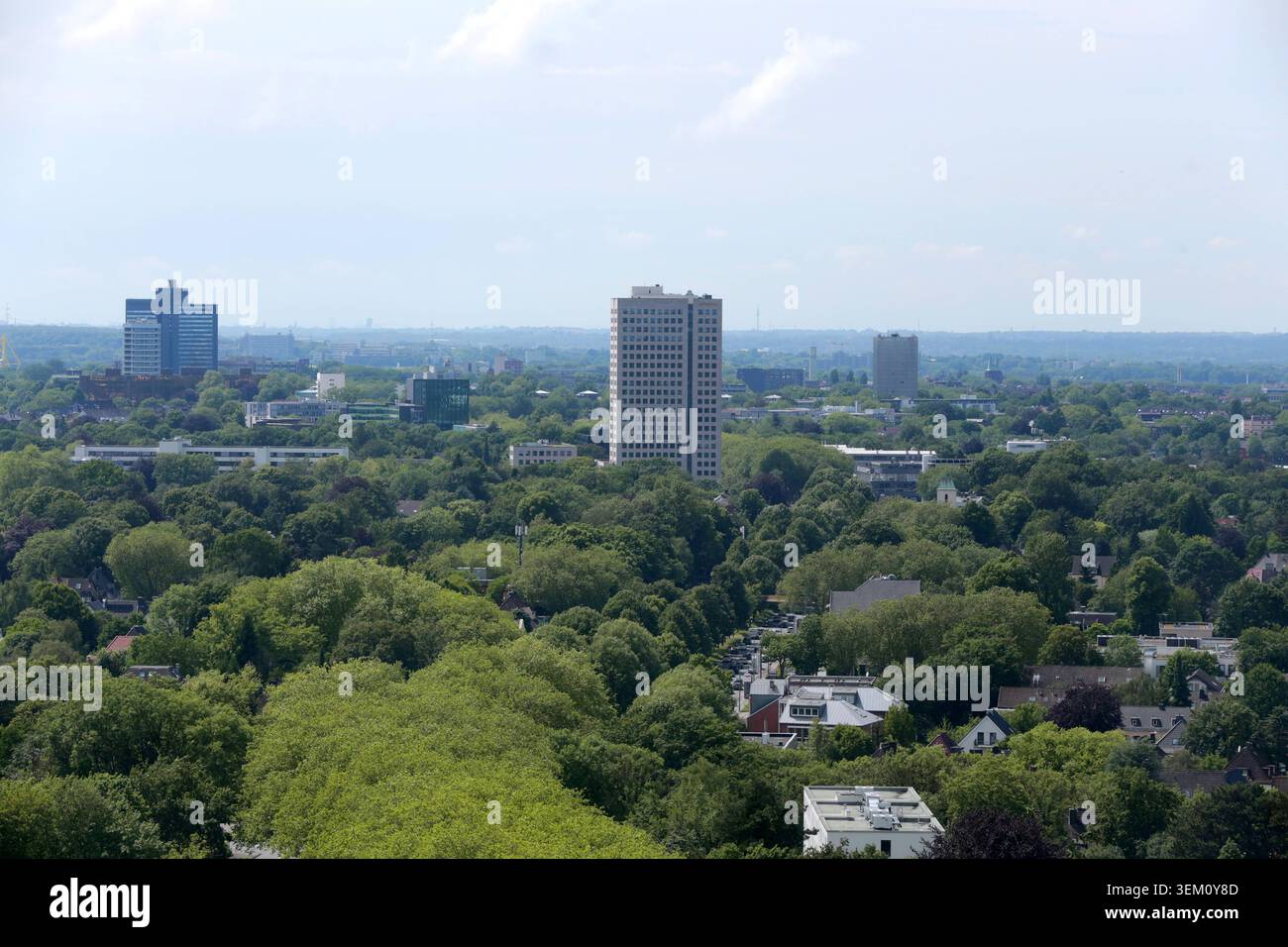 02.06.2026 Dortmund Übersichtsbild, Blick aus dem Hochhaus der Continentale Versicherung in der Stadtkrone-Ost. Blick Richtung Westen. Zu erkennen das ehemalige Postgebäude , heute westnetz, Westfalentower Sat1, ehemaliger Brauturm der Kronenbrauerei. *** 02 06 2026 Dortmund Gesamtansicht, Blick vom Hochhaus Continentale Versicherung in der Stadtkrone Ost nach Westen blickt man auf das ehemalige Postgebäude, heute Westnetz, Westfalentower Sat1, den ehemaligen Kronenbrauerei-Brauturm Stockfoto