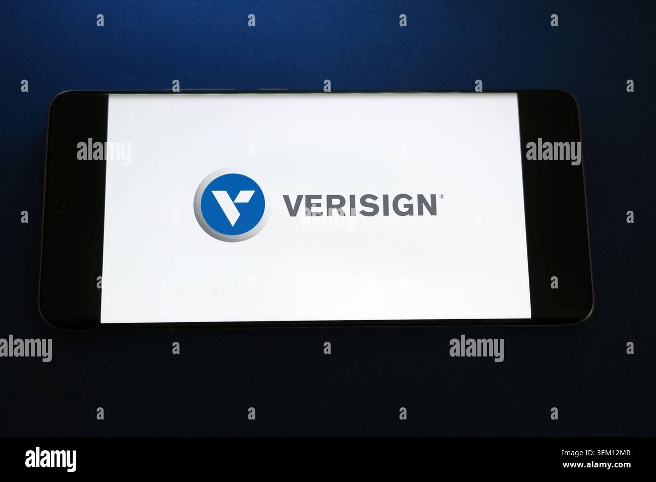 VeriSign-Logo wird auf einem Smartphone-Bildschirm angezeigt Stockfoto
