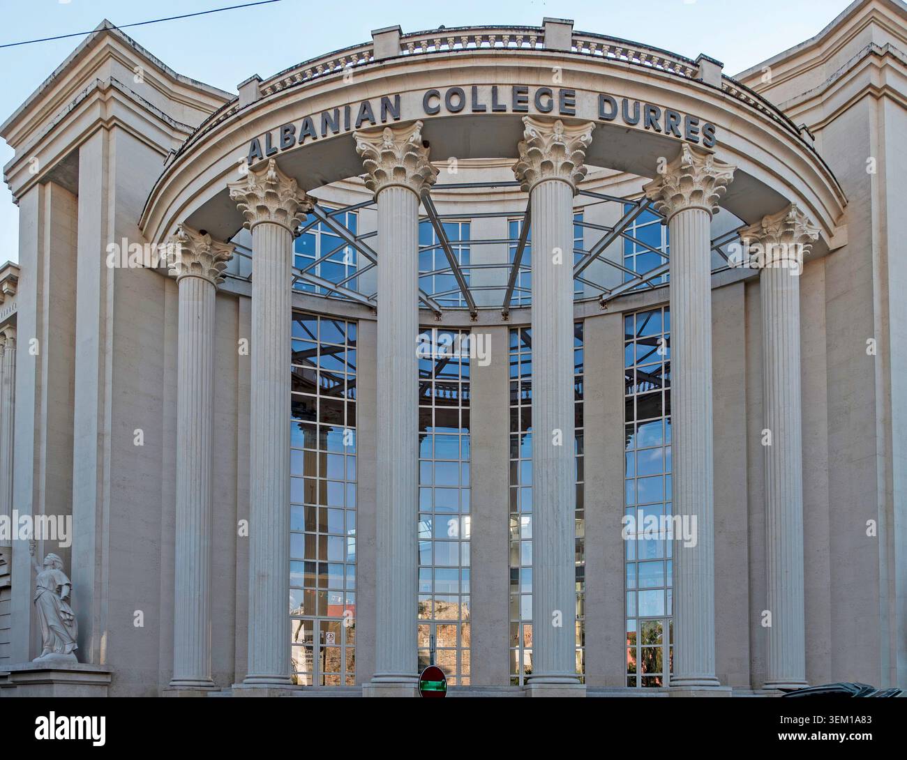Die neoklassizistische Fassade des albanischen Kollegiums Durrës mit großen Säulen, Hauptdetails und einem geschwungenen Glaseingang in Albanien. Stockfoto