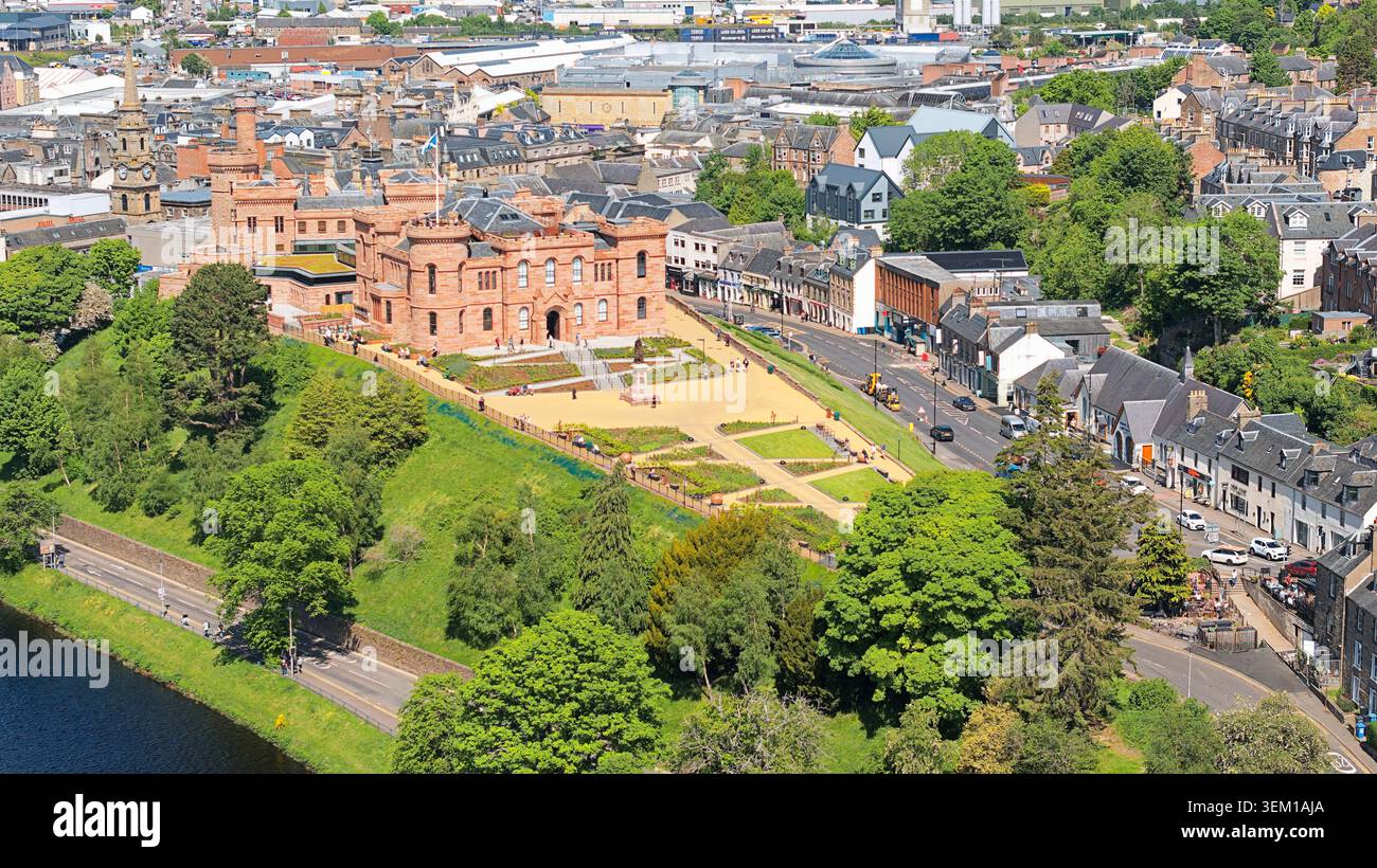 Inverness Schottland Frühsommer die Stadt das rote Sandsteinschloss auf einem Hügel und Geschäfte entlang der Castle Street Stockfoto
