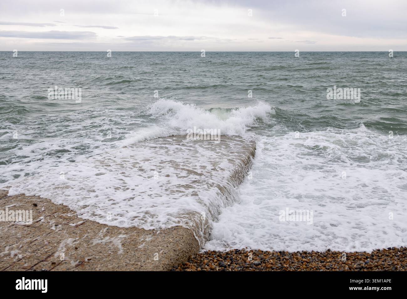 Wellen plätschern auf einem Breakwater Groyne Stockfoto