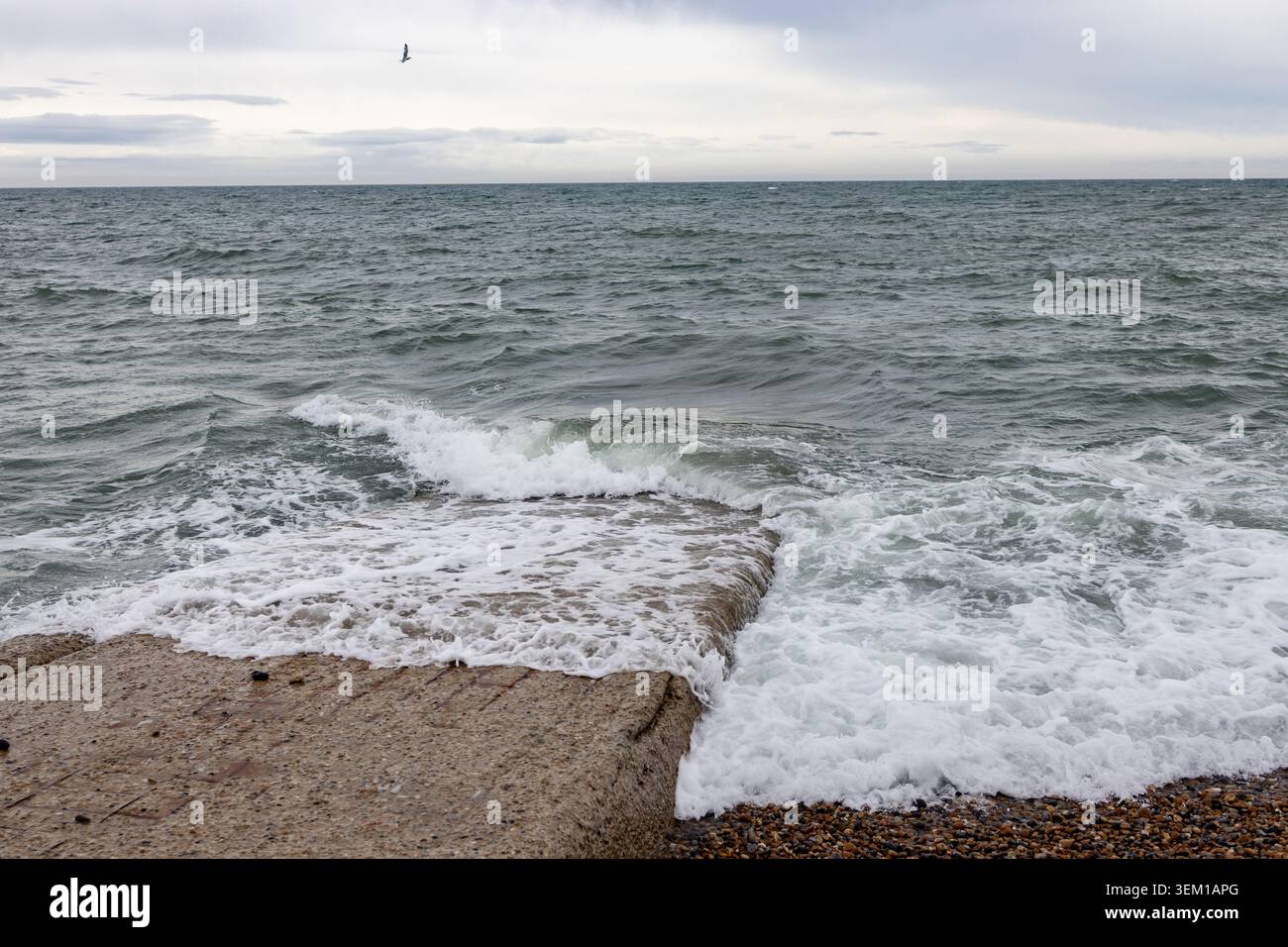 Wellen plätschern auf einem Breakwater Groyne Stockfoto