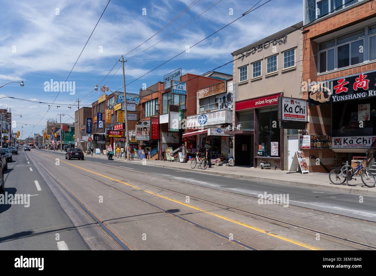 Straßenszene in Torontos Chinatown, insbesondere Gebäude entlang der Dundas Street West in der Innenstadt von Toronto, Kanada Stockfoto