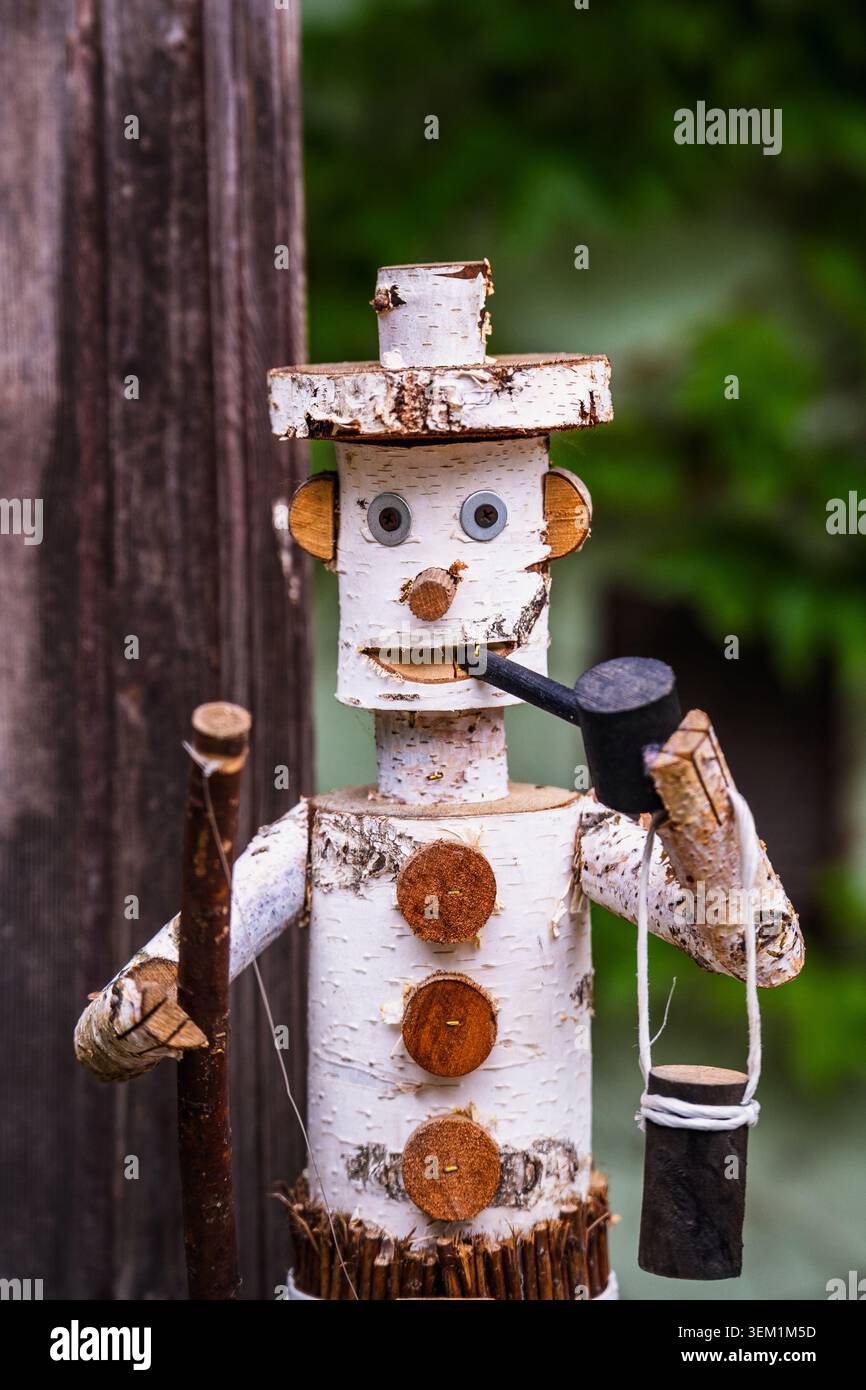 Handgefertigte Gartendekoration Figur eines rauchenden Mannes aus Birkenholzstämmen und Zweigen. Stockfoto