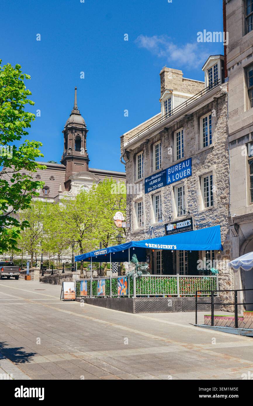 Montreal, Québec, Kanada – 21. Mai 2026: Fußgängerzone mit der Kuppel des Montrealer Rathauses in der Altstadt von Montreal. Stockfoto