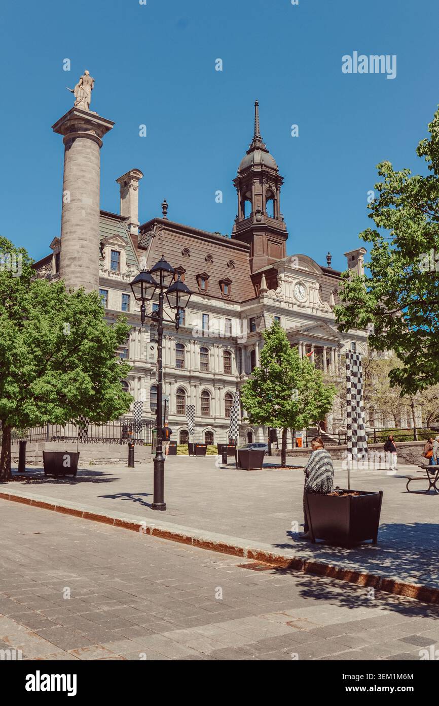 Montreal, Quebec, Kanada – 21. Mai 2026: Rathaus von Montreal und Nelson’s Column unter einem sonnigen blauen Himmel. Stockfoto