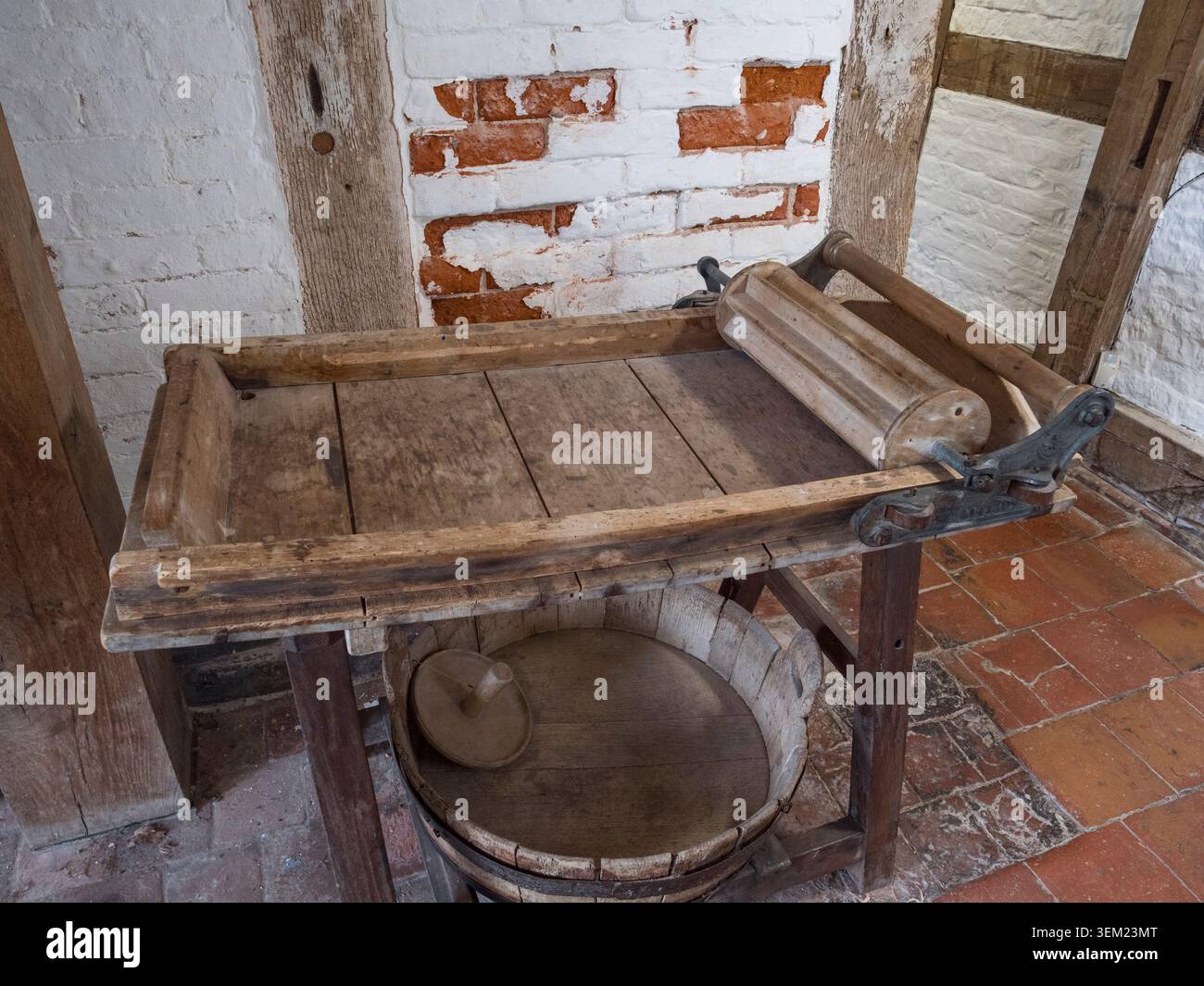 Der Butterarbeiter in der Molkerei von Boscobel House, Boscobel, Shropshire, UK. Stockfoto