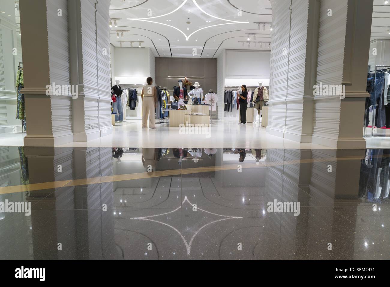 Club 21, eine High-End-Mode-Boutique mit mehreren Marken, die internationale Designer- und Avantgarde-Labels kuratiert, iConSiam Shopping Center, Khlong San Dist Stockfoto