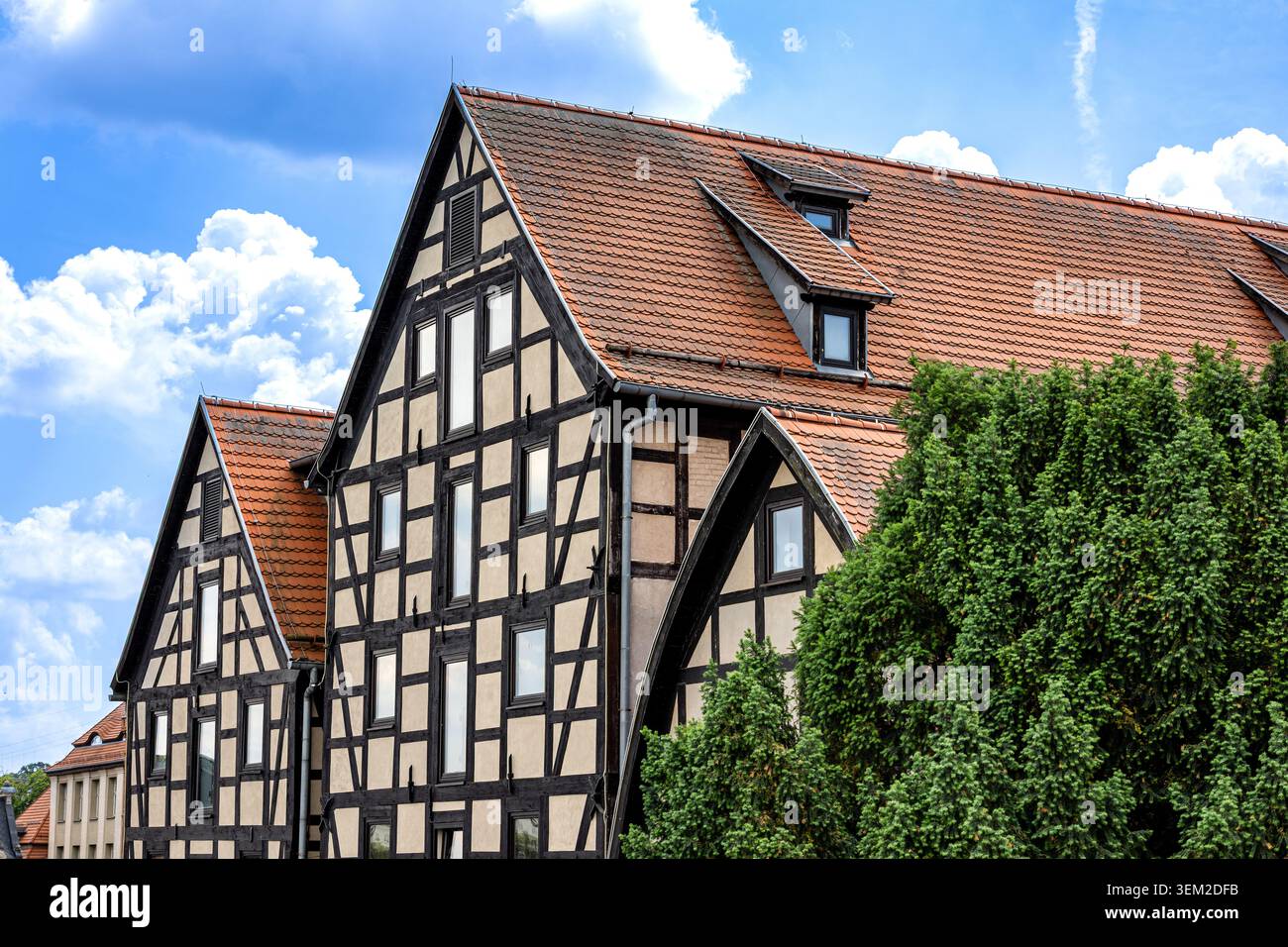 Historische Speicher von Bydgoszcz mit einer Fachwerkfassade, einem steilen Ziegeldach und symmetrischen Fenstern. Stockfoto