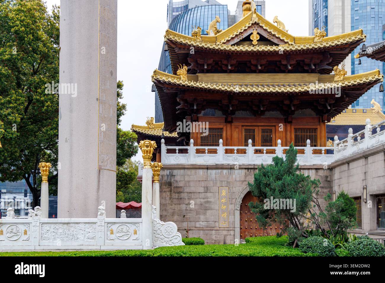 Jing'an-Tempel verzierter goldener Pavillon mit geschnitzter Balustrade, Shanghai, China Stockfoto