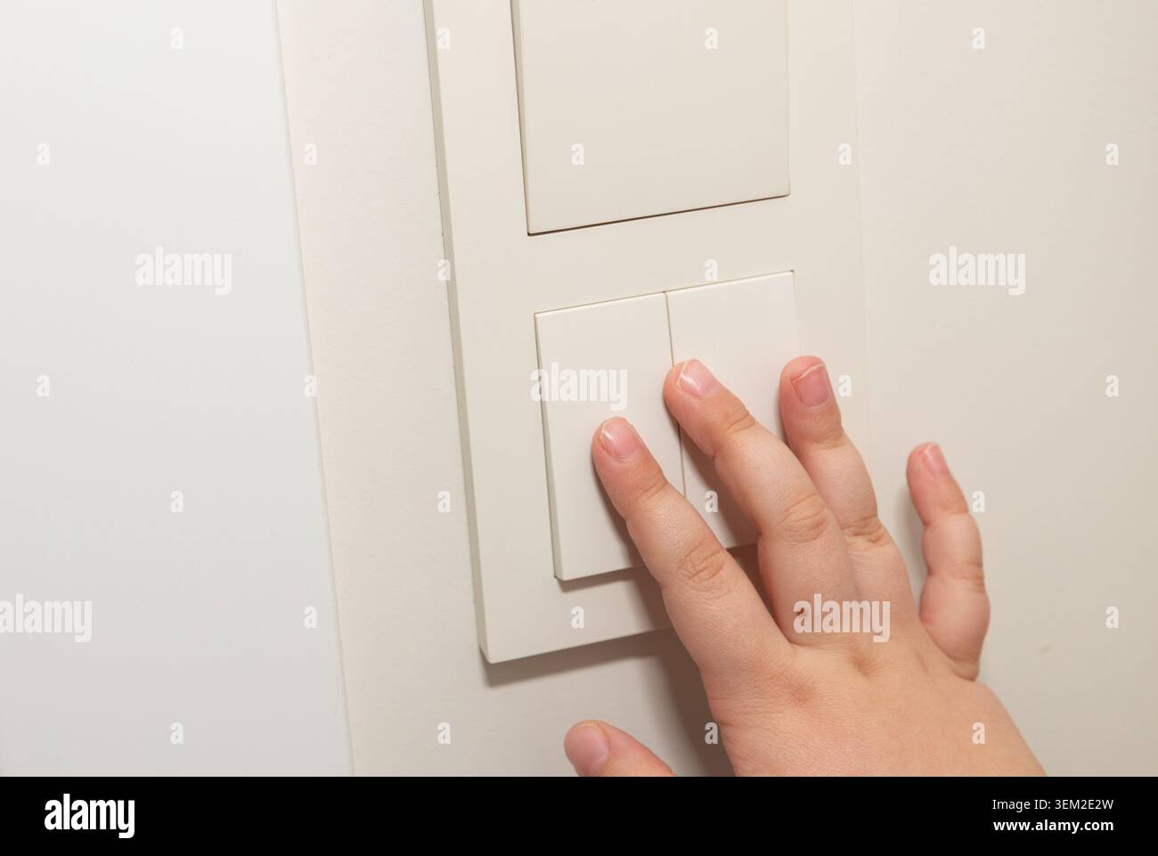 Schalten Sie das Handlicht aus, um Strom und Energie zu Hause zu sparen. Stockfoto