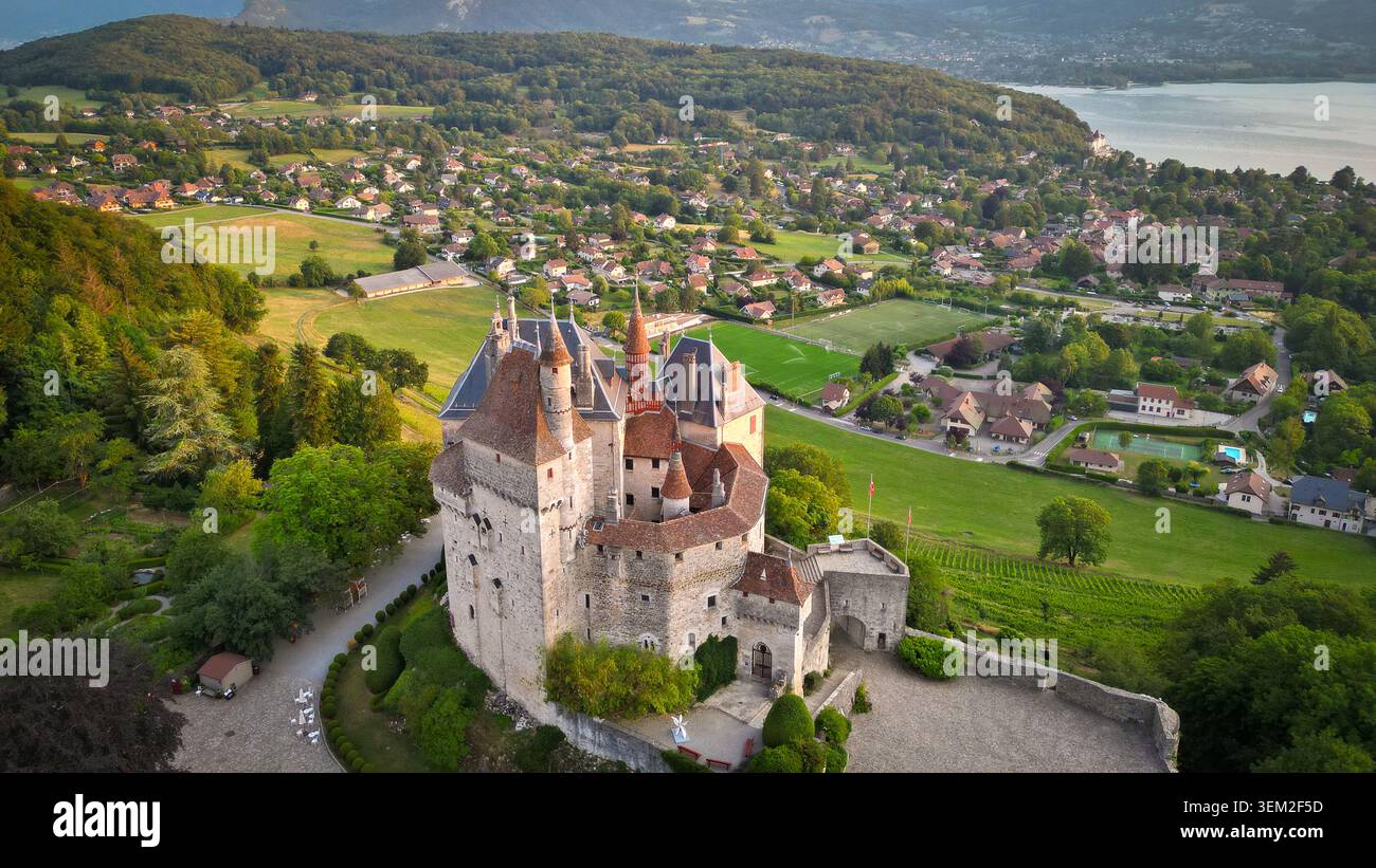 Menthon-Saint-Bernard, Frankreich - 09. Juli 2023: Aus der Vogelperspektive des historischen Chateau de Menthon-Saint-Bernard mit Steintürmen mit Blick auf den See Annecy Stockfoto