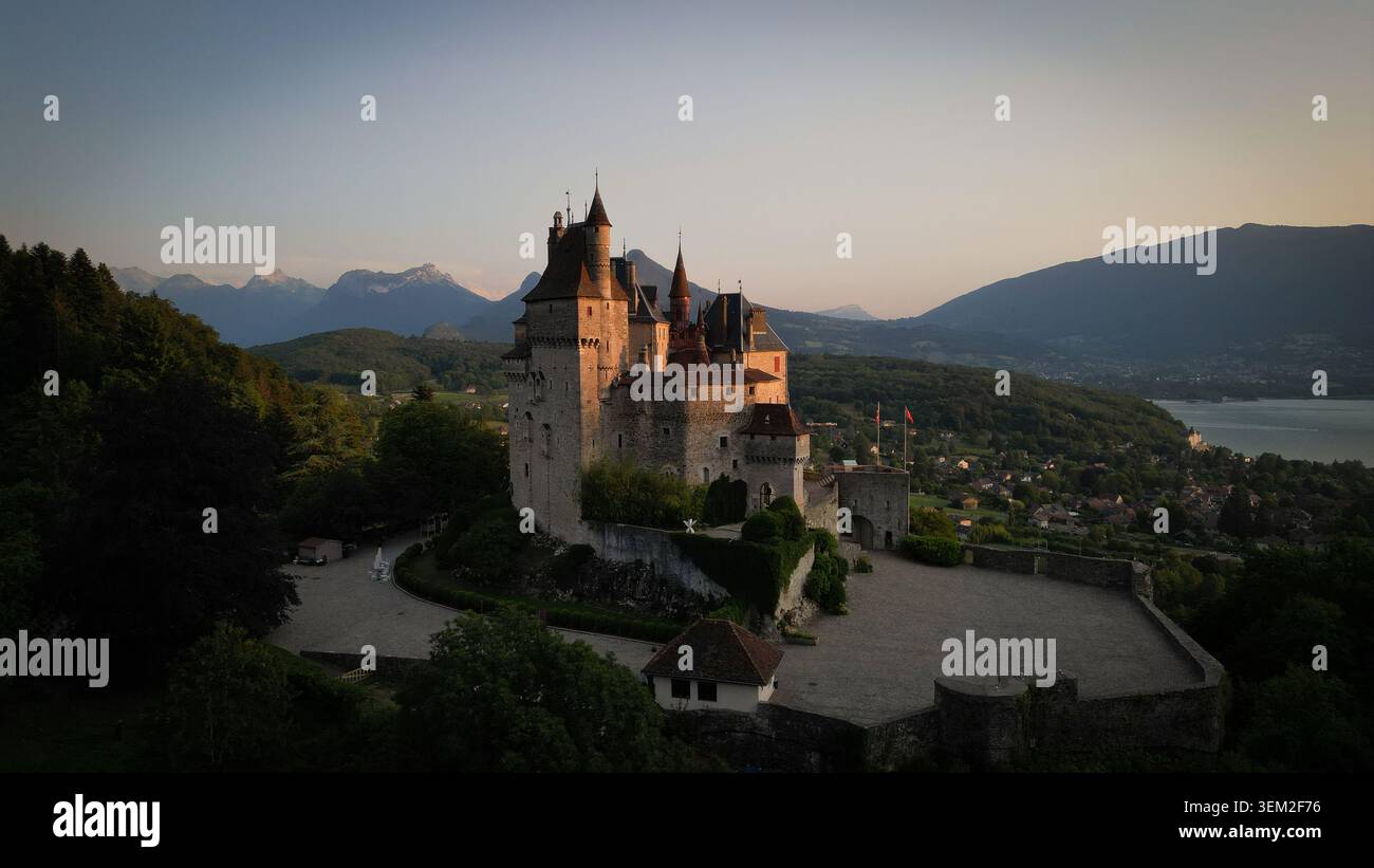 Menthon-Saint-Bernard, Frankreich - 09. Juli 2023: Aus der Vogelperspektive des Chateau de Menthon-Saint-Bernard mit seinen Steintürmen mit Blick auf den See Annecy und den Su Stockfoto