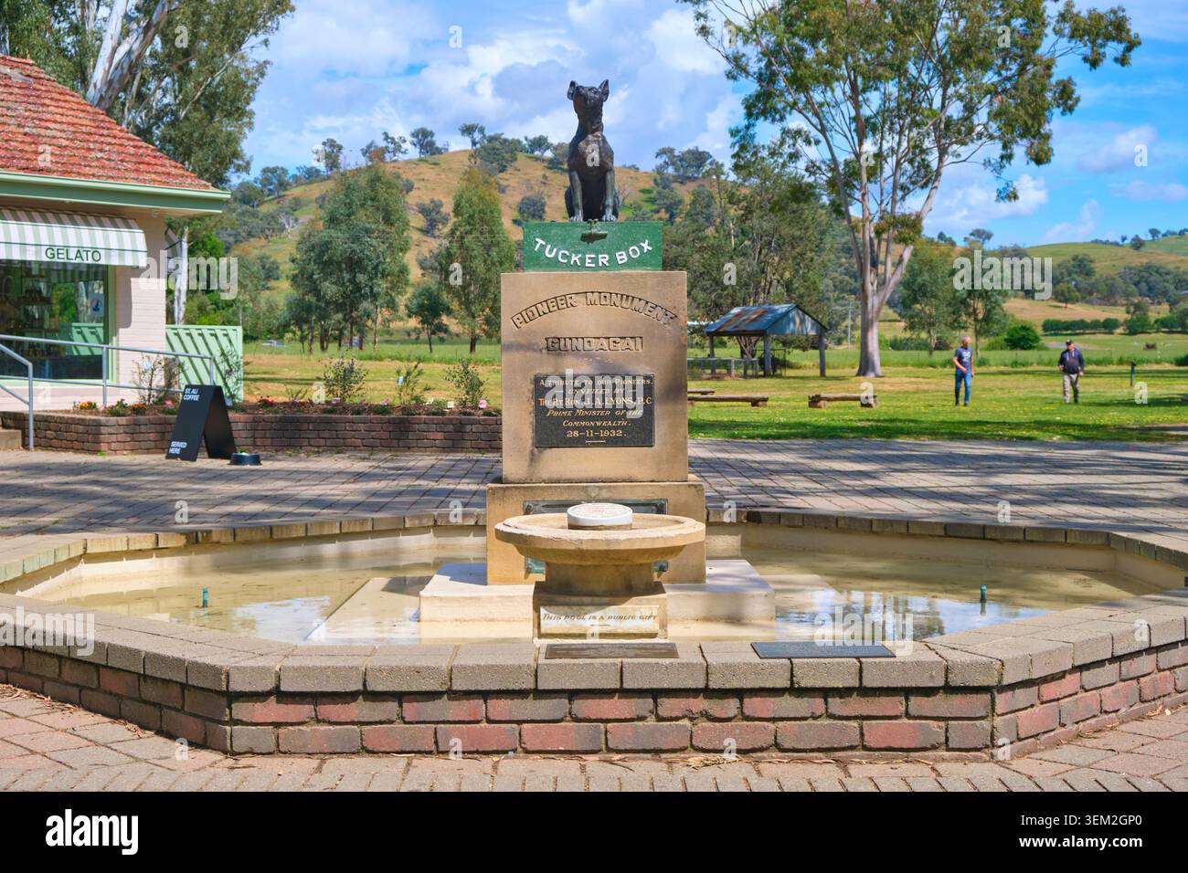 Übersicht mit Springbrunnen. In der Dog on the Tuckerbox Skulptur, Statue, basierend auf einem Doggerel Gedicht, Bullocky Bill. In der Nähe von Gundagai, NSW, Australien. Stockfoto