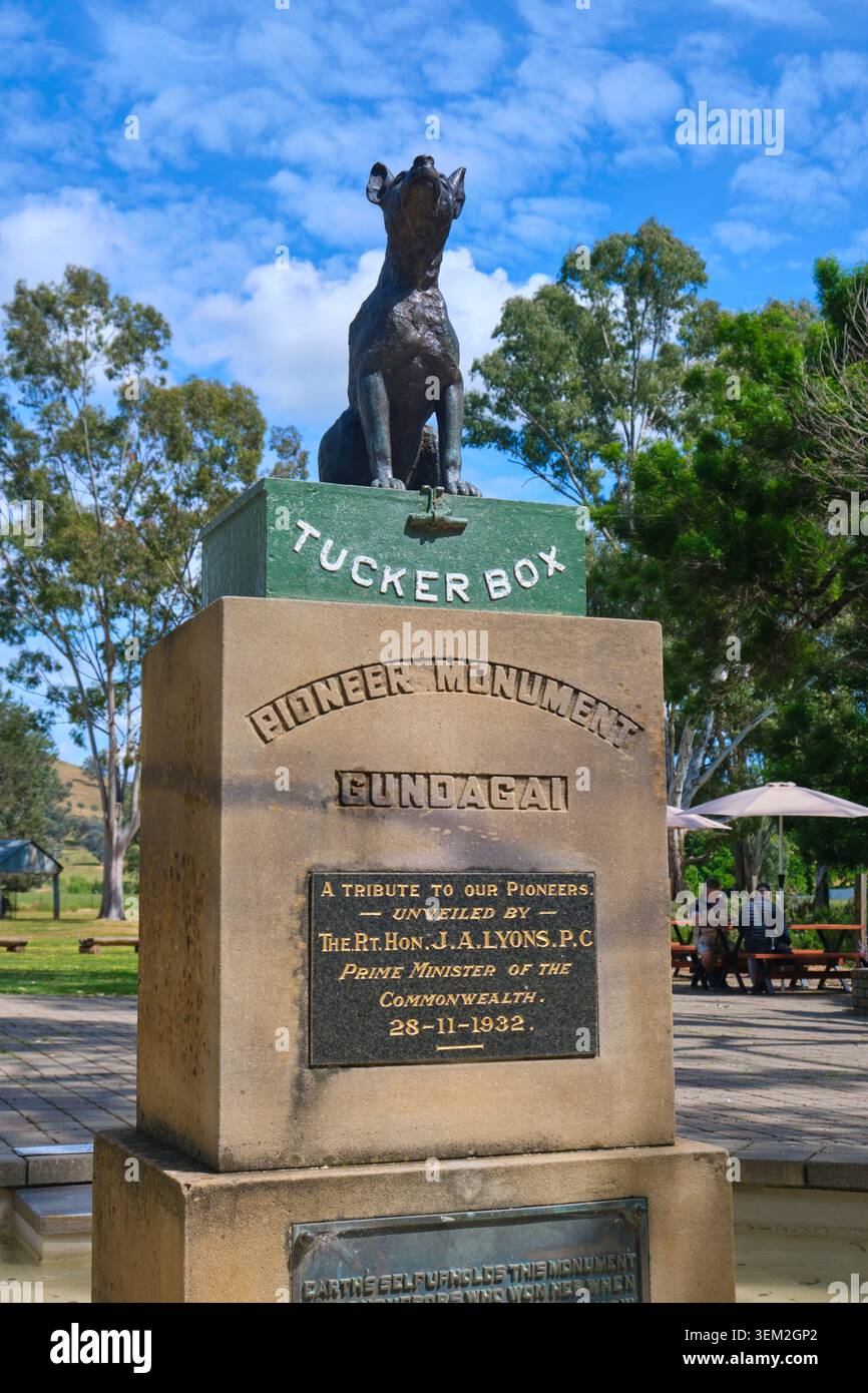Sieht hart aus, königlich auf der Box. Bei der Dog on the Tuckerbox Skulptur, Statue, basierend auf einem Doggerel Gedicht, Bullocky Bill. In der Nähe von Gundagai, NSW, Australien. Stockfoto