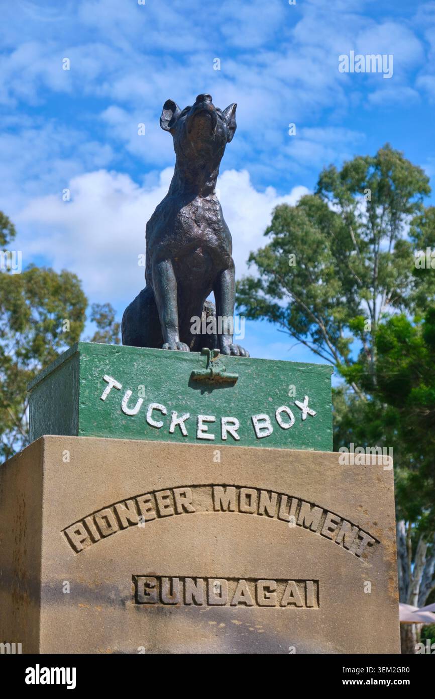 Sieht hart aus, königlich auf der Box. Bei der Dog on the Tuckerbox Skulptur, Statue, basierend auf einem Doggerel Gedicht, Bullocky Bill. In der Nähe von Gundagai, NSW, Australien. Stockfoto