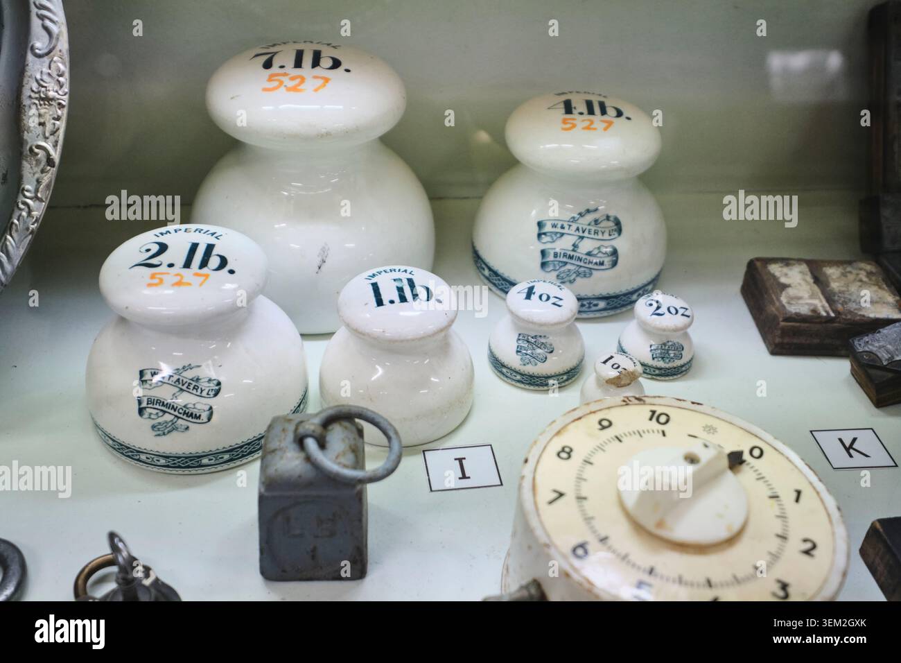 Altes Porzellan, imperiale Unze, Pfund Gewichte. Im Gundagai Historical Museum in NSW, Australien. Stockfoto
