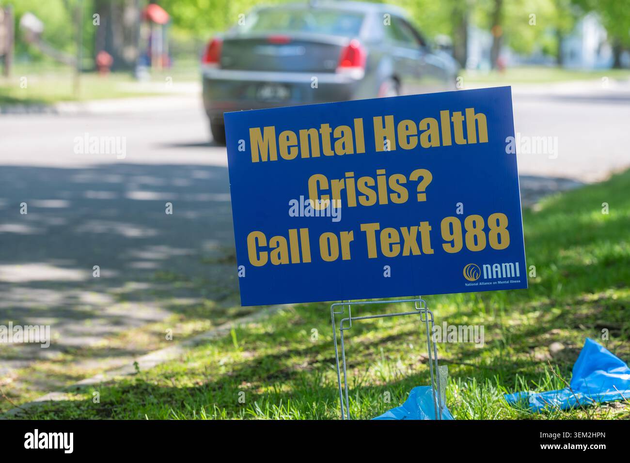 MINNESOTA, USA - 24. Mai 2026: Ein blaues NAMI-Yard-Schild rät Menschen, die eine psychische Krise erleben, 988 anzurufen oder zu schreiben. Stockfoto