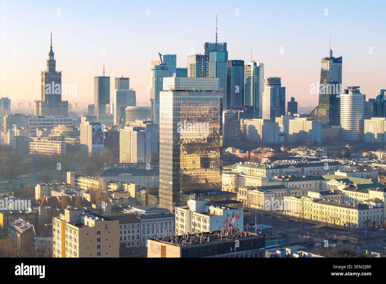 Warschau, Polen - 07. März 2026: Luftaufnahme der Skyline von Warschau mit dem Palast der Kultur und Wissenschaft und modernen Wolkenkratzern unter klarem Himmel Stockfoto