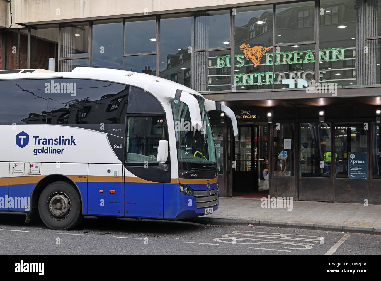 TransLink Goldliner Bus vor dem zentralen Busbahnhof von Busáras in Dublin, der einen grenzüberschreitenden Verkehr zwischen Irland und Nordirland betreibt Stockfoto