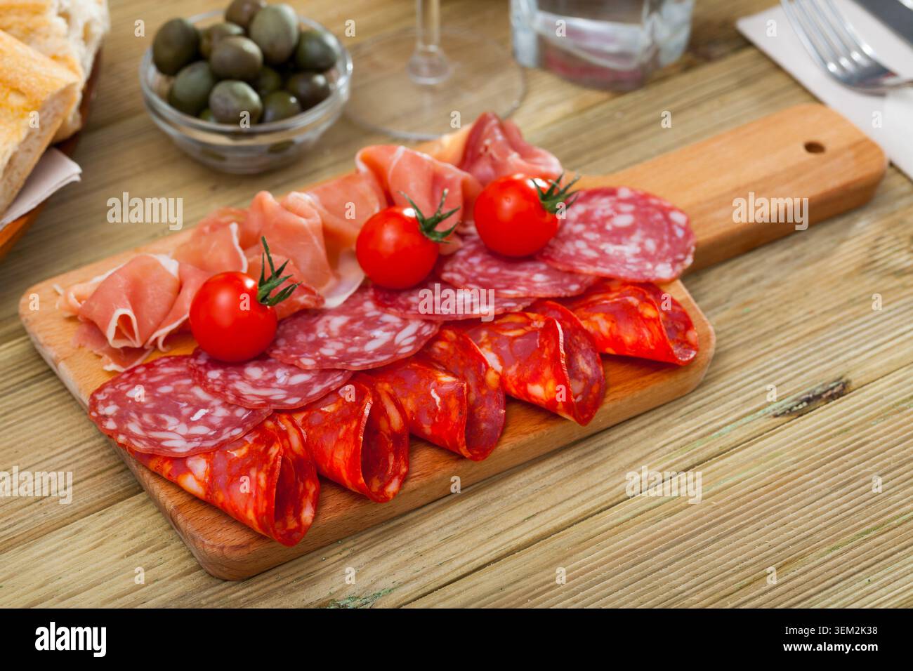 Aufschnitt aus spanischem Schinken und Würstchen Stockfoto