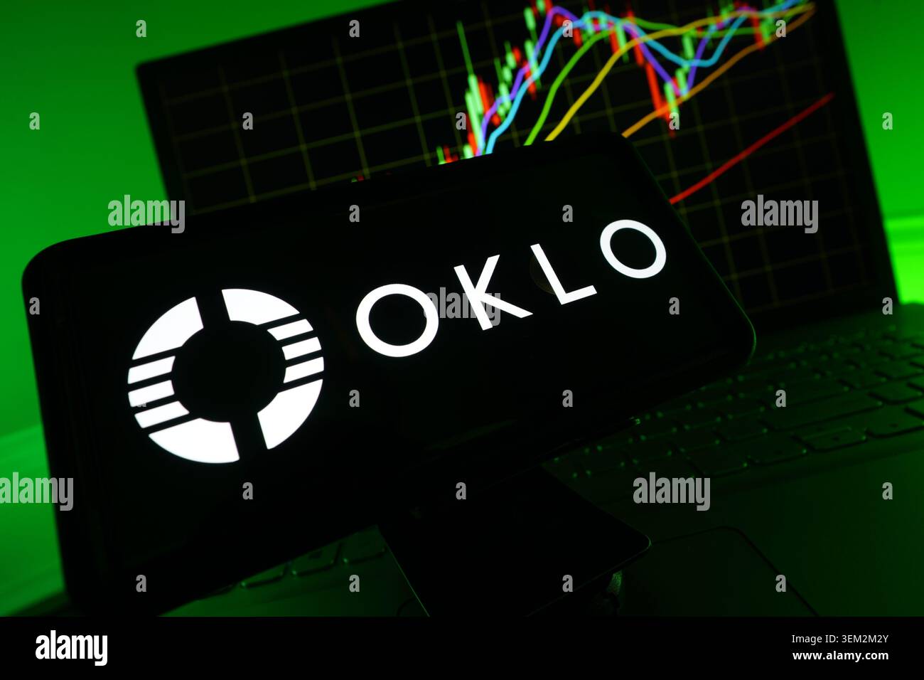 Oklo Advanced Nuclear Fission Reactor Company Logo auf Einem Bildschirm mit Live Stock Chart im Hintergrund Stockfoto