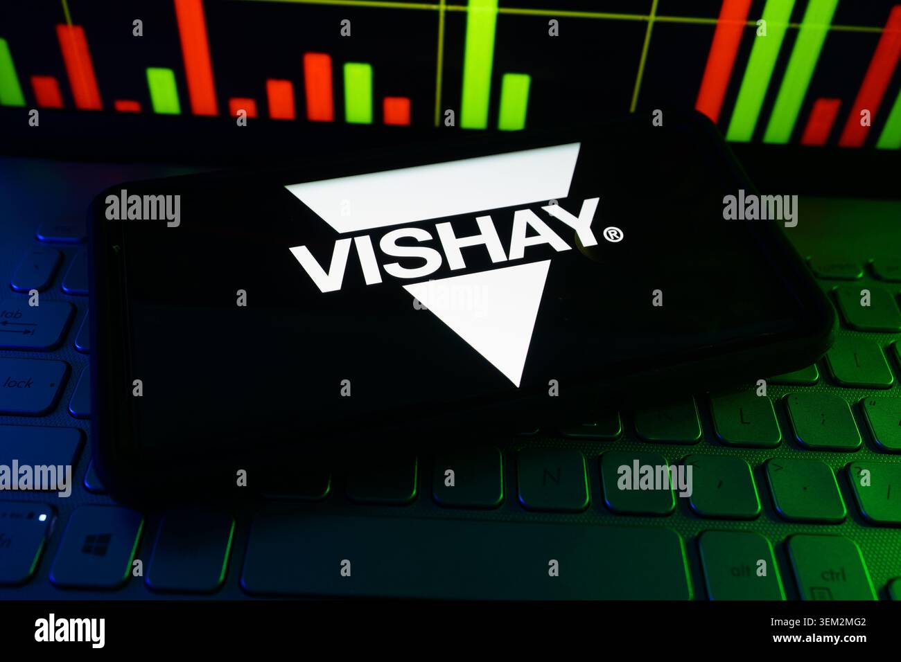 Vishay Intertechnology Electronic Components and Semiconductor Company Logo auf Einem Bildschirm mit Einem Live Stock Chart im Hintergrund Stockfoto
