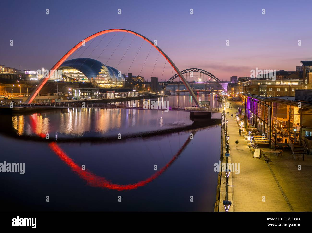 Newcastle Quayside, Tyne and Wear, England, mit der Gateshead Millennium Bridge, dem BALTIC-Zentrum für zeitgenössische Kunst und der Uferpromenade des River Tyne Stockfoto