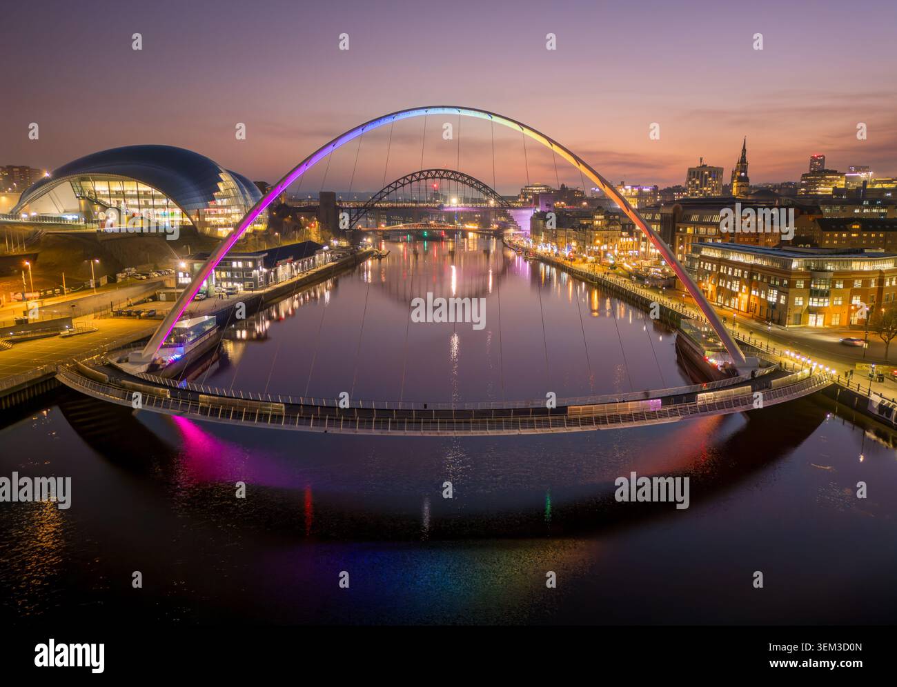 Newcastle Quayside, Tyne and Wear, England, mit der Gateshead Millennium Bridge, dem BALTIC-Zentrum für zeitgenössische Kunst und der Uferpromenade des River Tyne Stockfoto