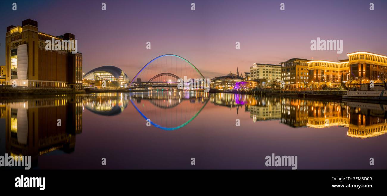 Newcastle Quayside, Tyne and Wear, England, mit der Gateshead Millennium Bridge, dem BALTIC-Zentrum für zeitgenössische Kunst und der Uferpromenade des River Tyne Stockfoto