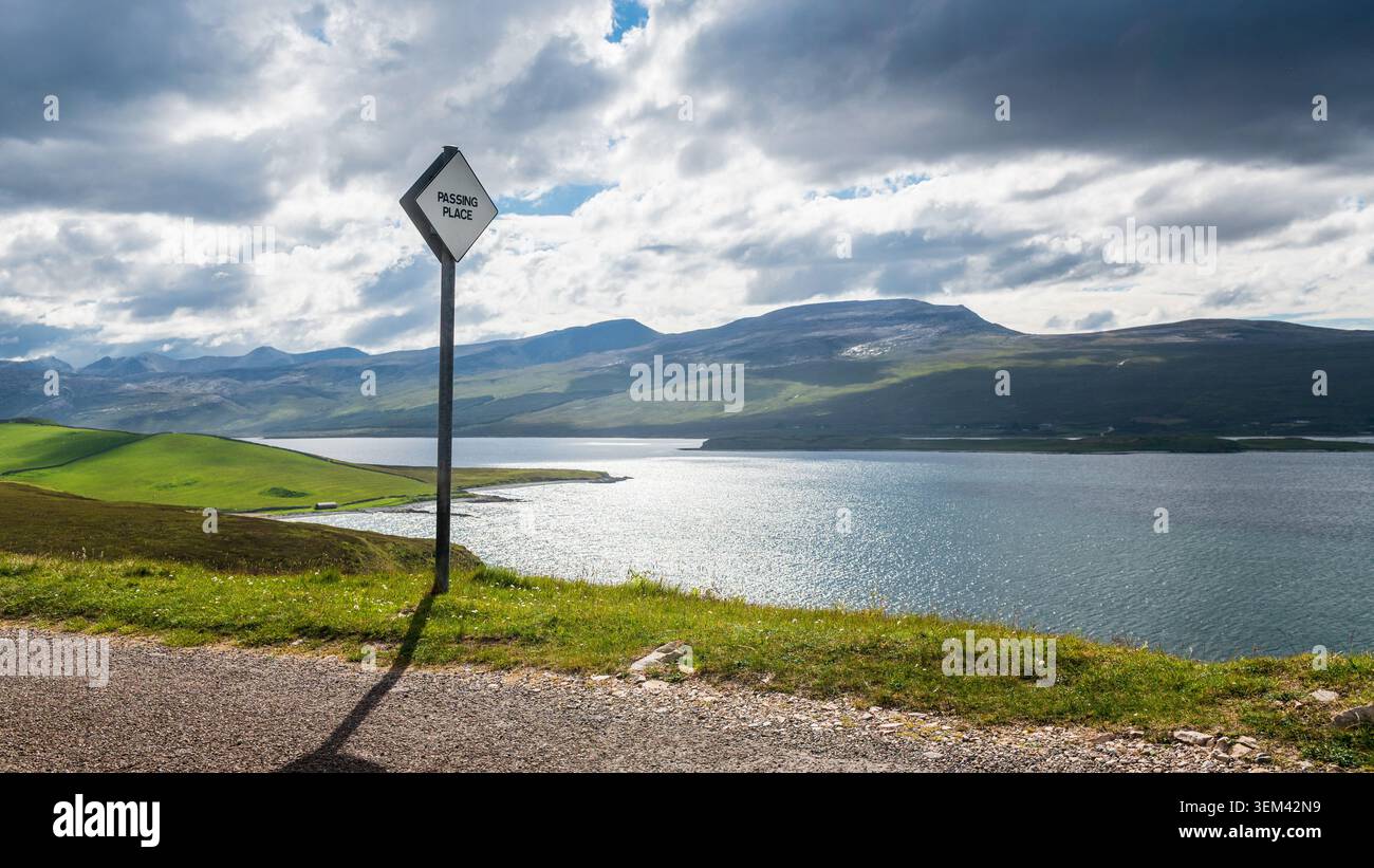 Schild „Passing Place“ auf der Straße entlang North Cost 500, Highlands, Schottland Stockfoto