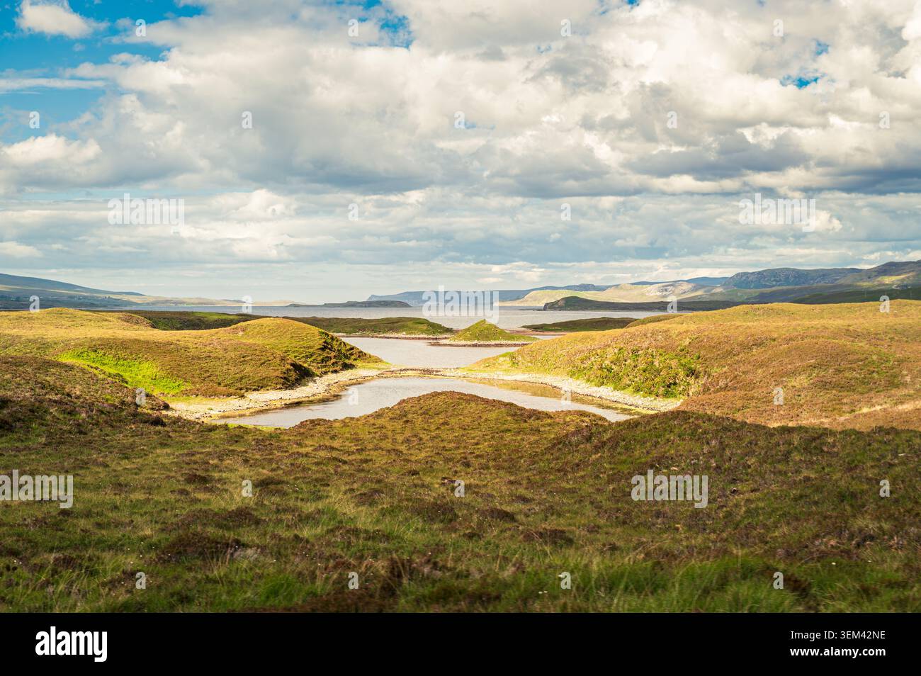 Lochshore-Landschaft unter der Sonne, North Coast 500 Road, Schottland Stockfoto