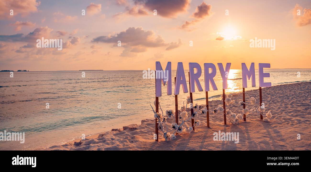 Friedlicher Heiratsantrag-Schild mit pastellfarbenem Strandmeer-Hintergrund. Weiches Tageslicht Sandpalmen-Schatten minimalistisch. Heiratsantrag Flitterwochen Romantik Kurzurlaub Design Stockfoto