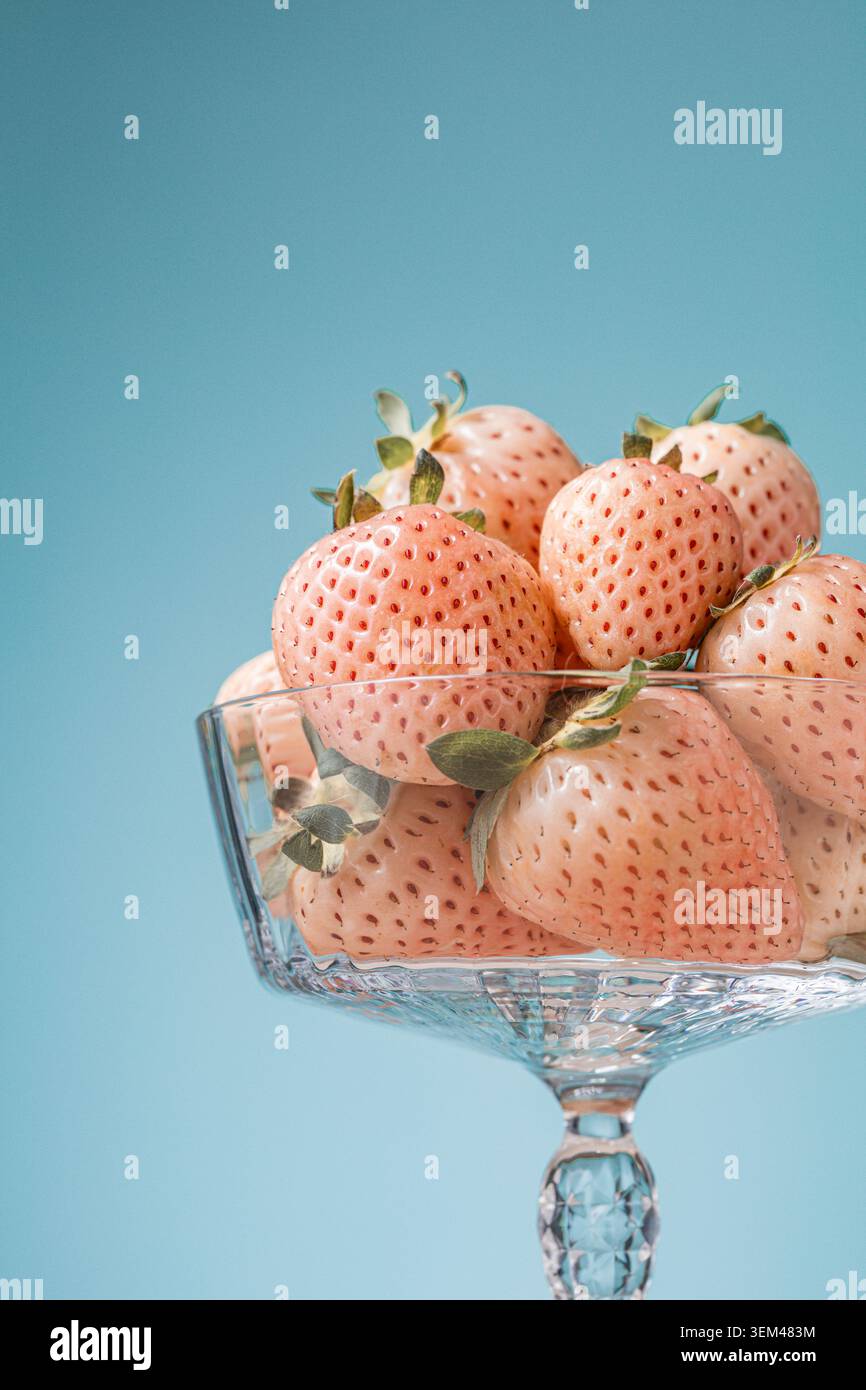 Schließen Sie eine elegante Glas-Kompottschale voller frischer Ananas Stockfoto
