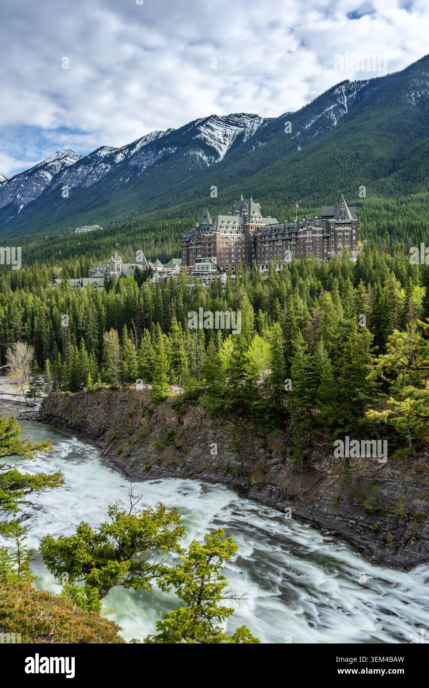 Fairmont Banff Springs Hotel mit Stromschnellen und Bergen am Bow River Stockfoto