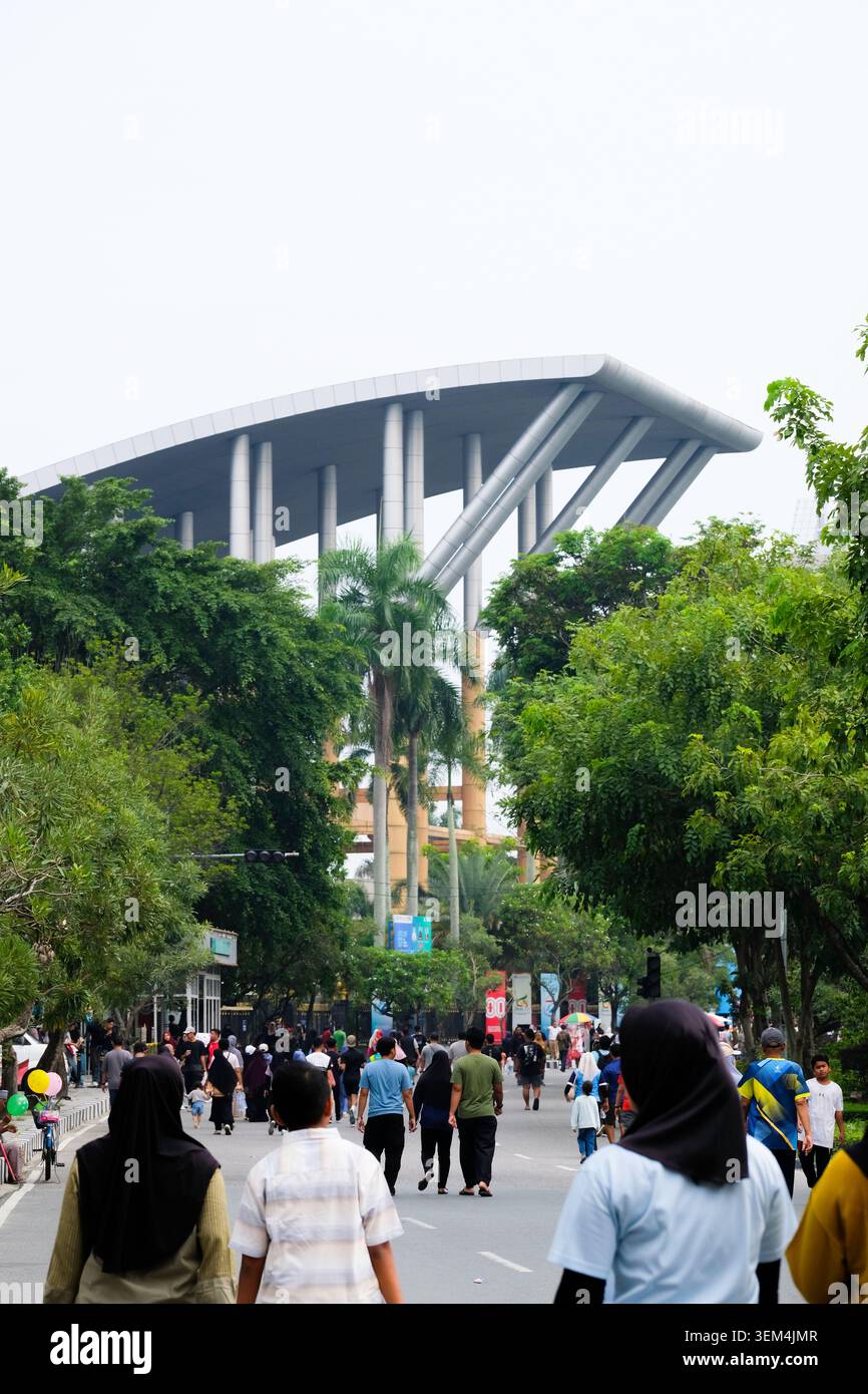 Pekanbaru, Indonesien - 28. September 2025: Die Menschenmassen am autofreien Tag am sonntag Stockfoto