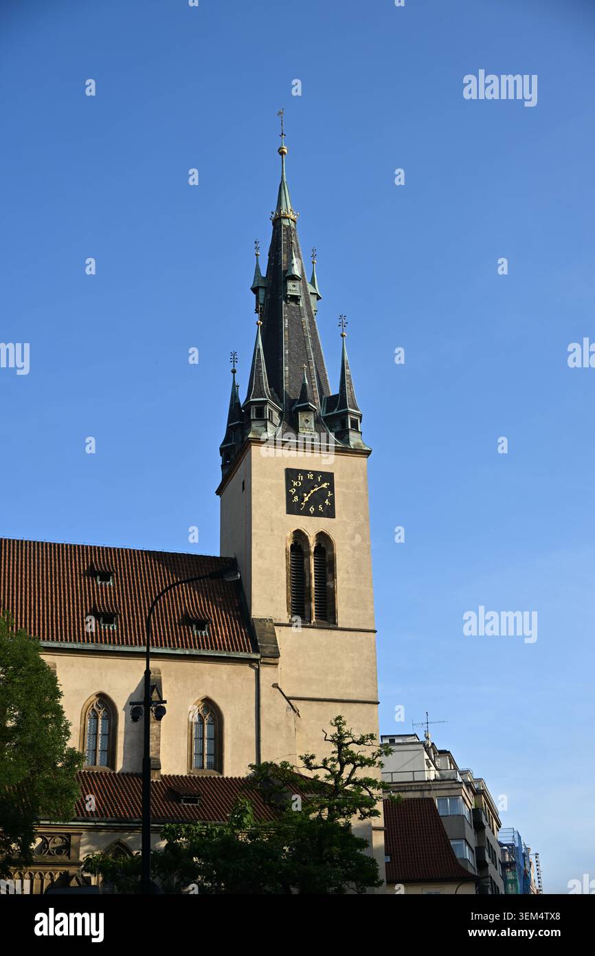 Hoher Uhrturm mit spitzem Kupferdach Stockfoto