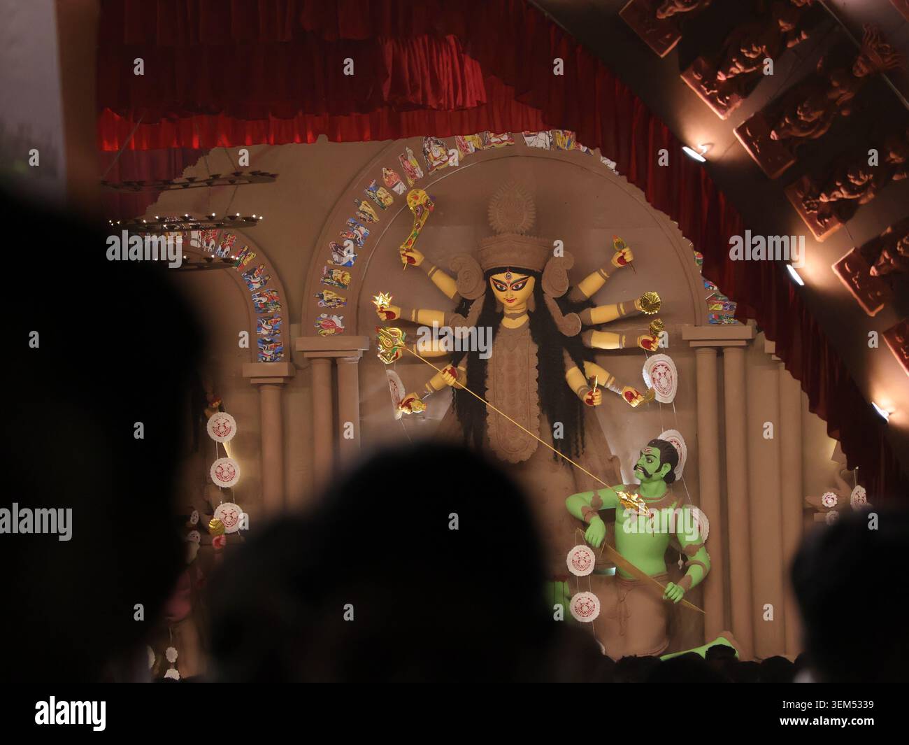 Durga Puja Idol zeigt die Göttin Durga, die Mahishasura während der Festfeier in Delhi, Indien, tötet. Stockfoto