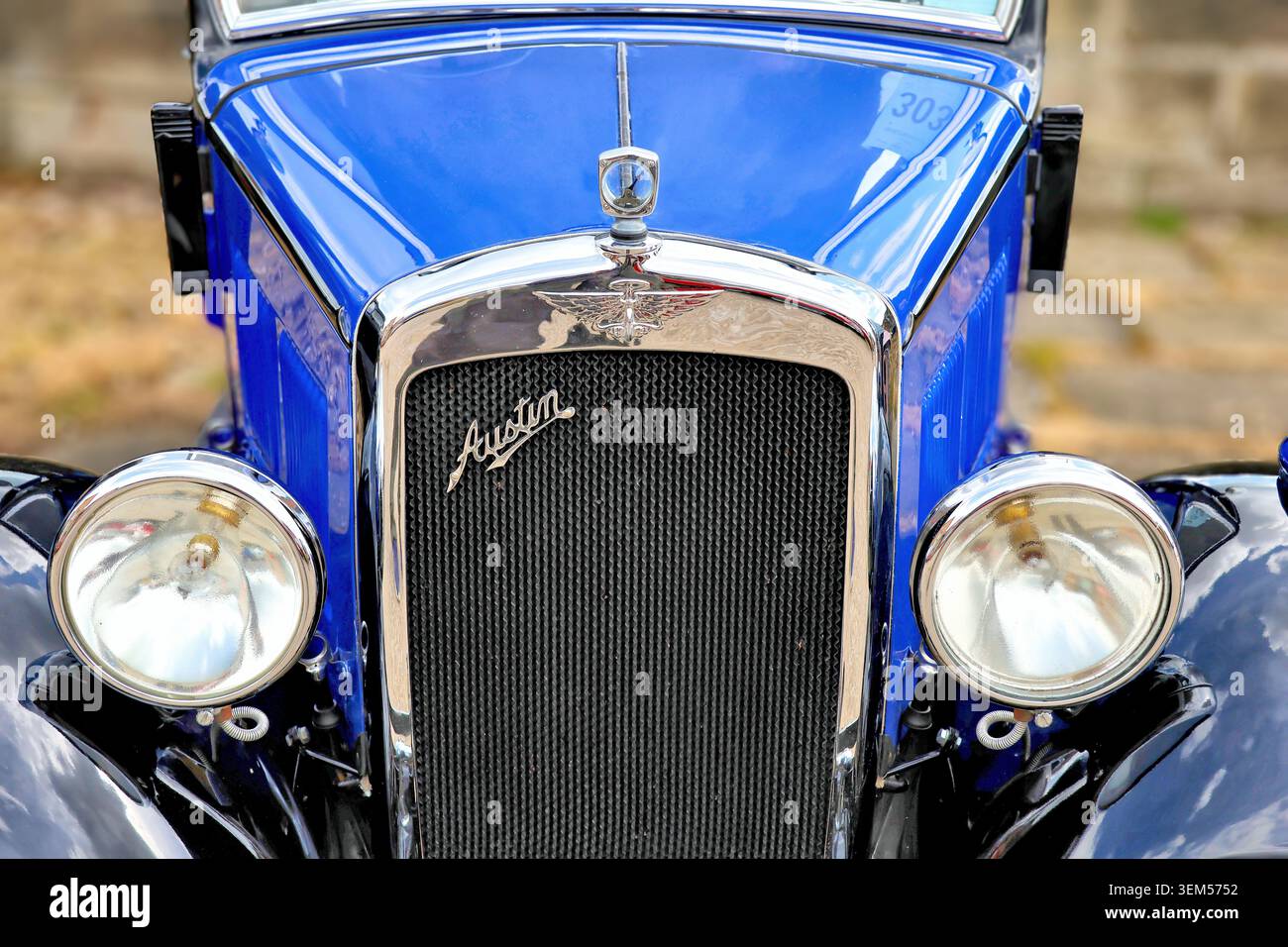 Der Motor des North Shields Fish Quay zeigt einen blauen Vintage Austin 7 mit Motorhaube und Reflexen Stockfoto