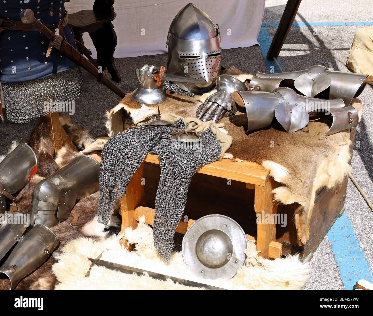 Mittelalterliche Rüstungsausrüstung, Helm, Ritter und Waffe in Ausstellung. Stockfoto