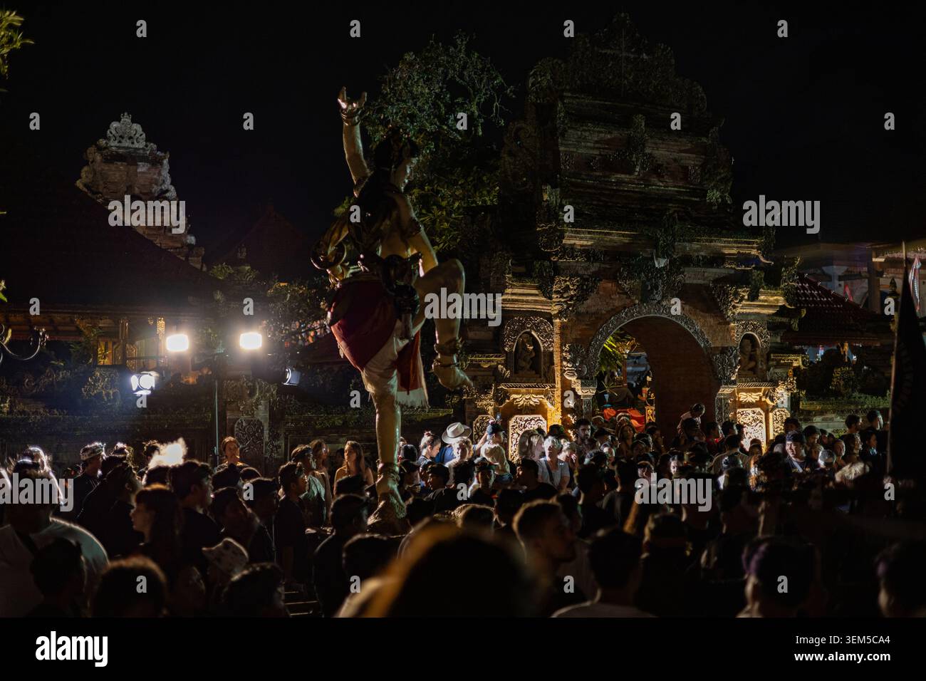 Kecak Tanzvorstellung im Pura Dalem Tempel, Ubud, Bali, Indonesien Stockfoto