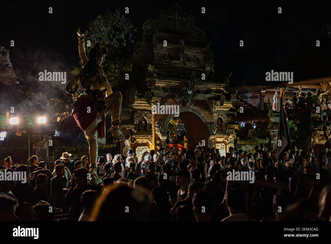 Kecak Tanzvorstellung im Pura Dalem Tempel, Ubud, Bali, Indonesien Stockfoto