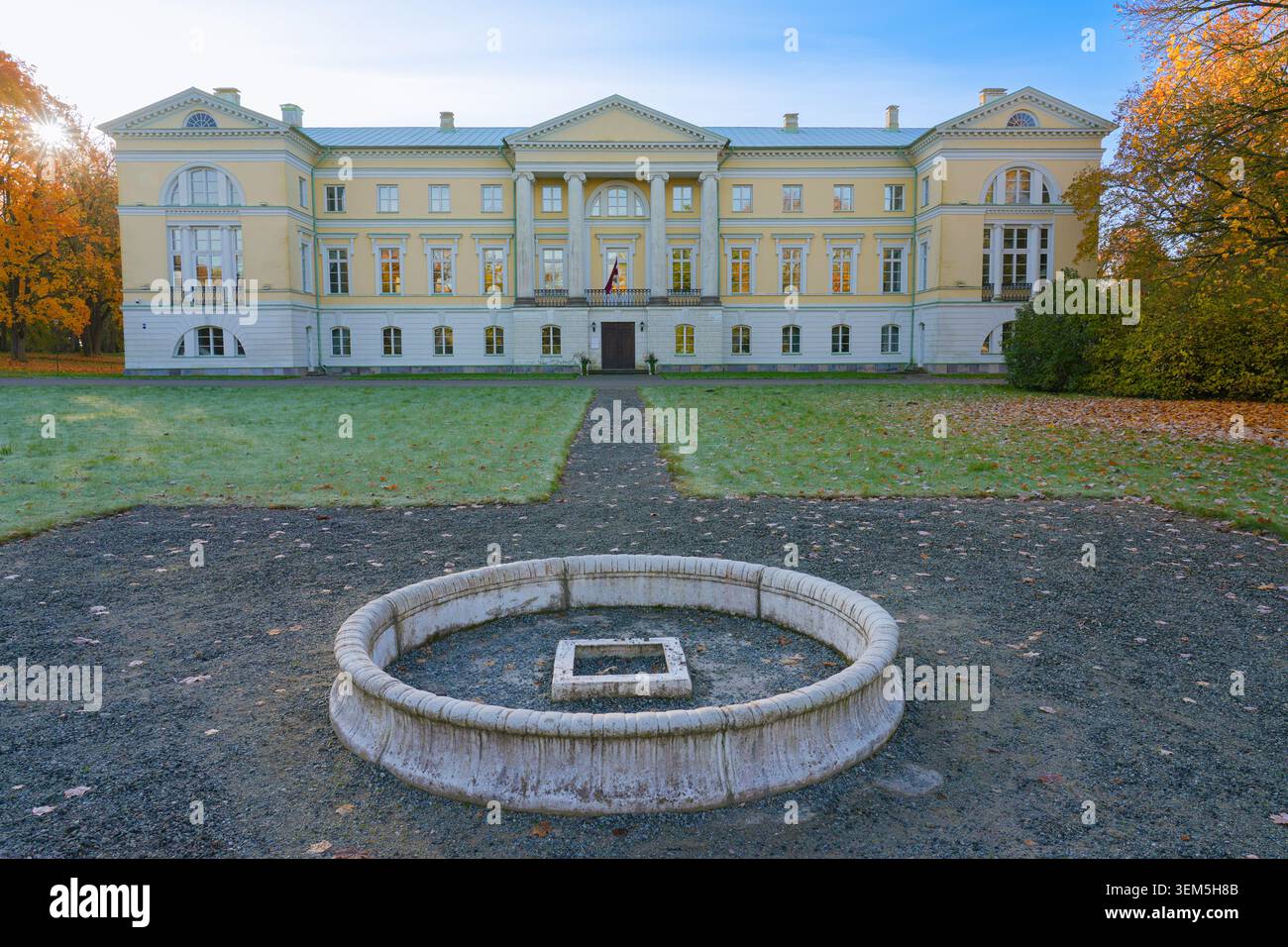 Palast Mežotne im Herbst mit historischem Brunnen und frostigem Rasen, Gemeinde Bauska, Lettland Stockfoto
