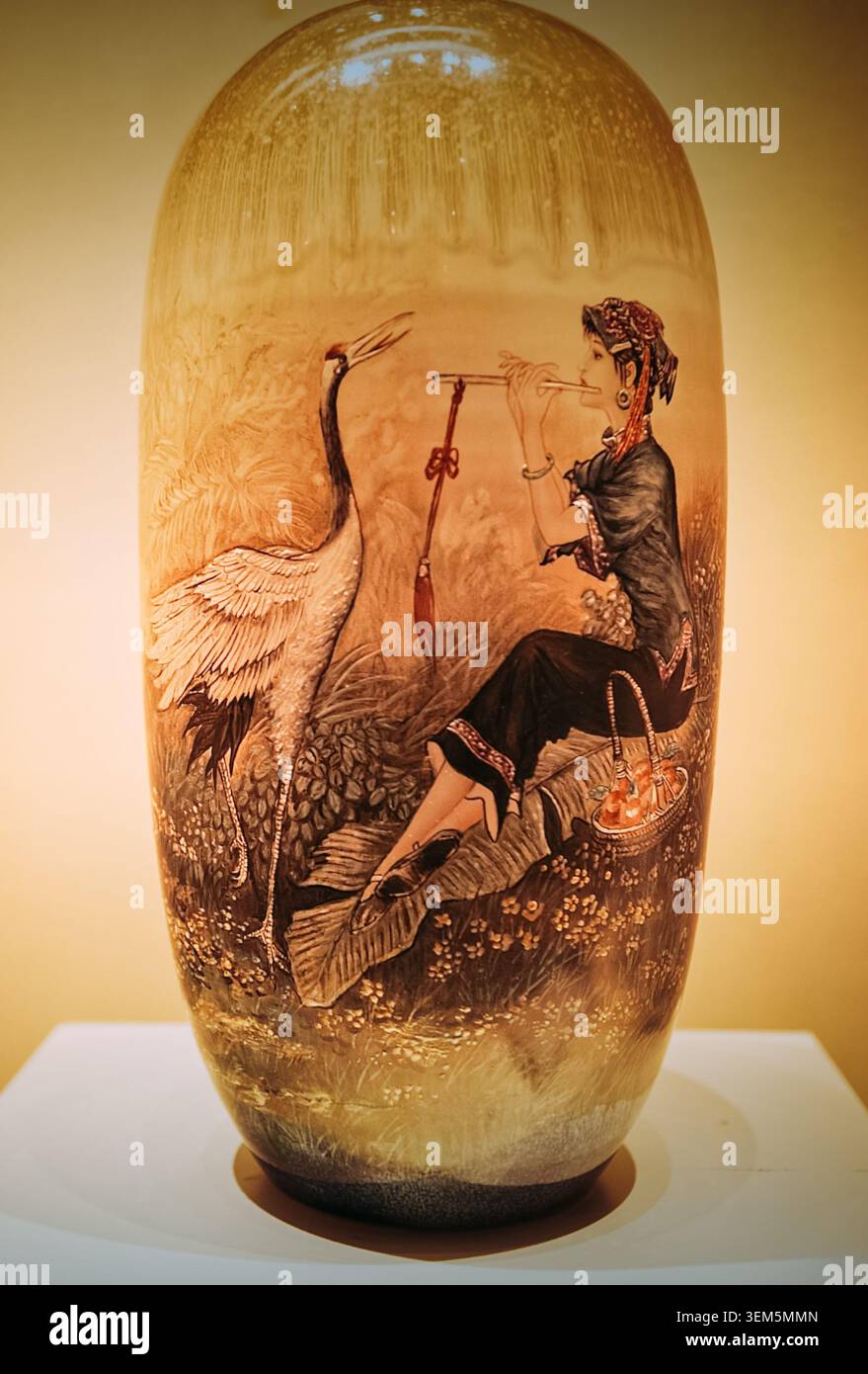 Zeremonielles jade-Schiff mit traditioneller Erzählszene in warmer Galeriebeleuchtung Stockfoto
