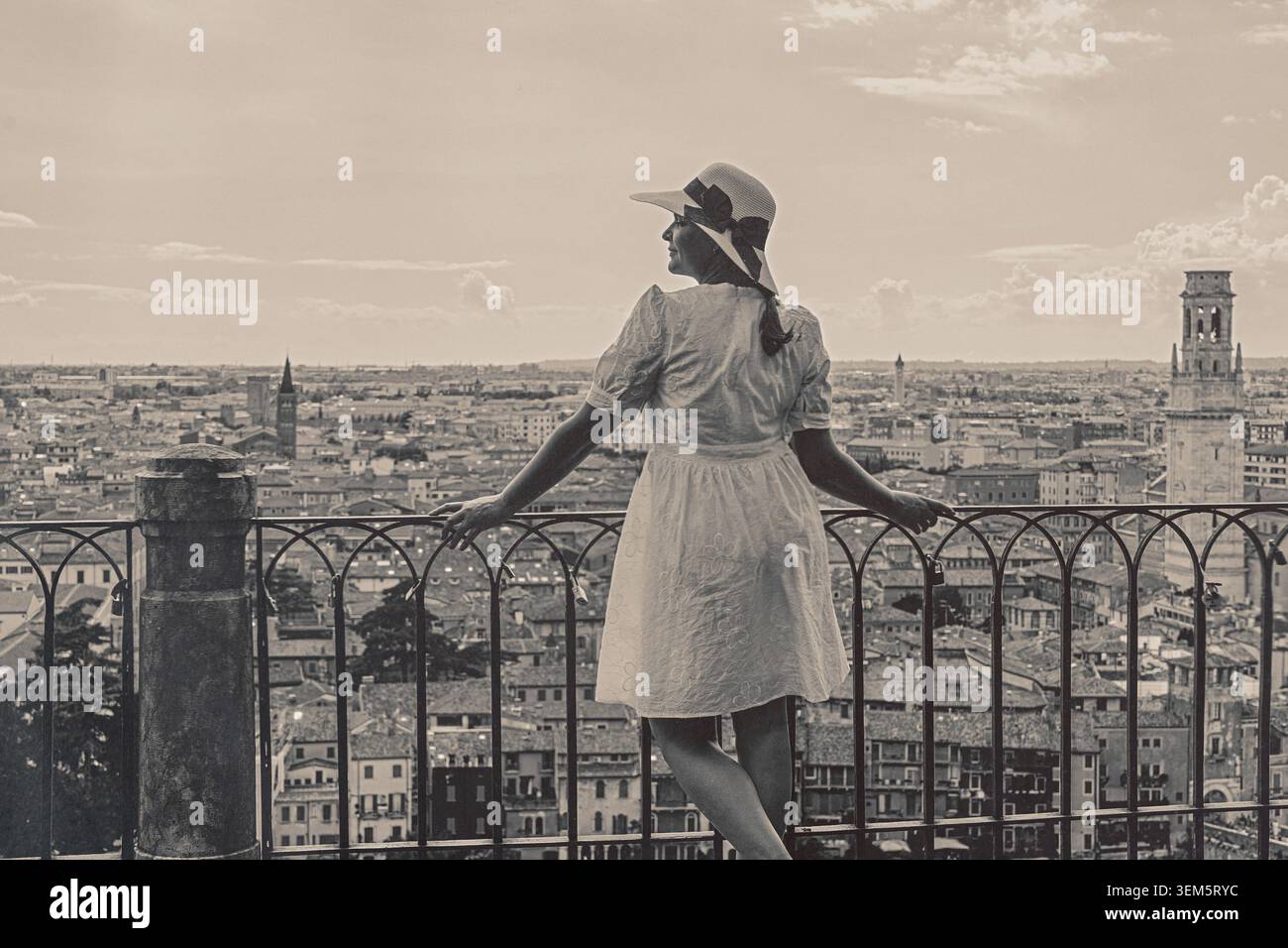 Frau genießt einen wunderschönen Blick auf Verona Retro-Stadt in Italien bei Sonnenuntergang. Verona ist die berühmte Stadt der Liebe im Norden Italiens. Stockfoto